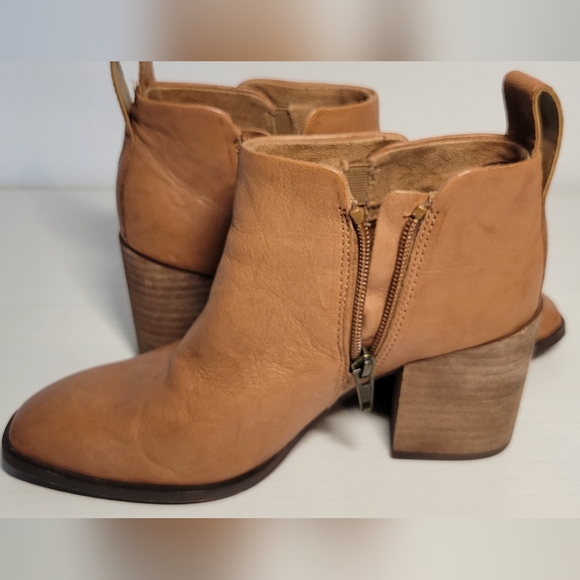 Vionic Lyssa Ankle Boot - Picture 6 of 11